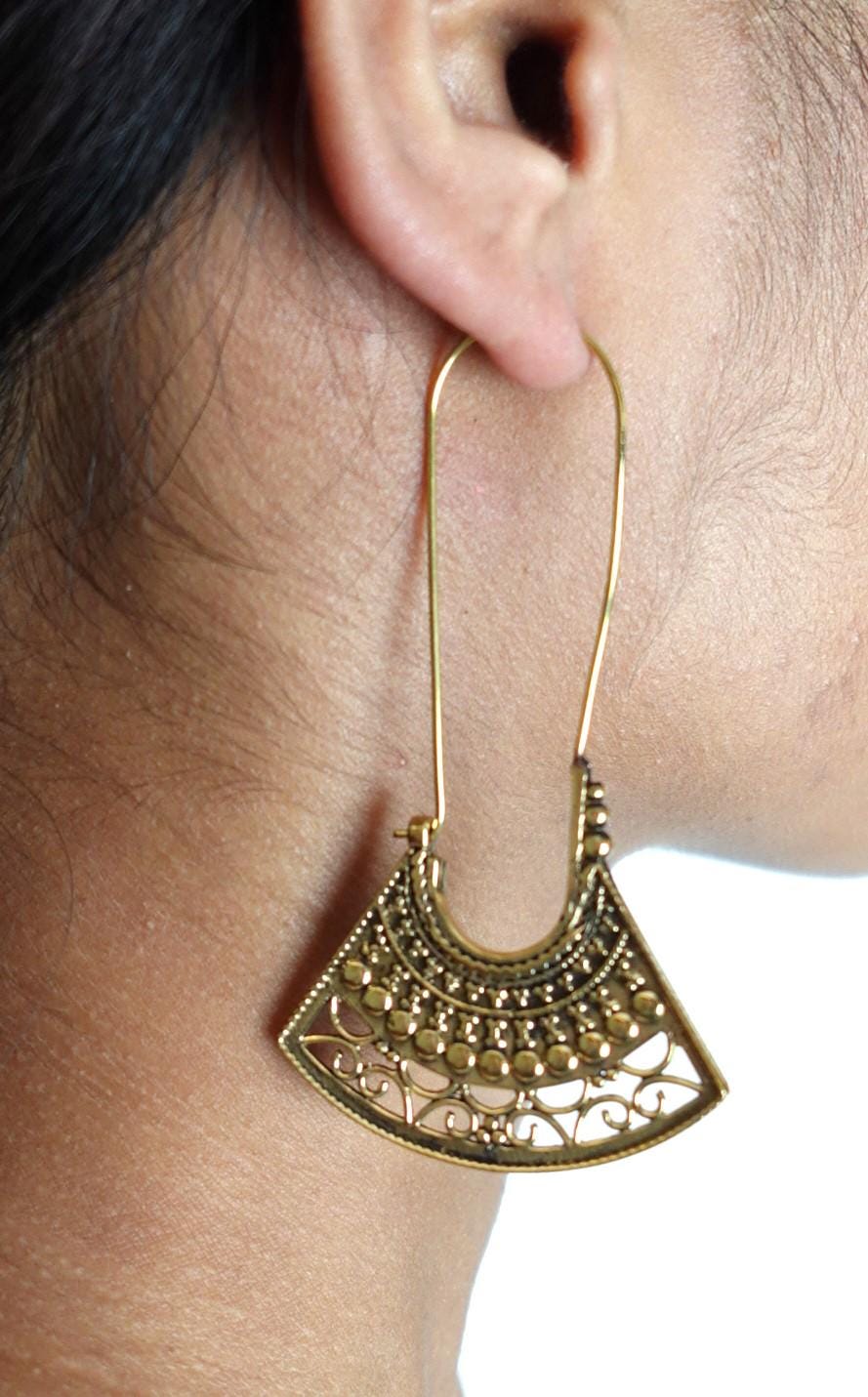 Fan-Shaped Tribal Brass Earrings - Unique fan-shaped mandala earrings with ethnic filigree details in brass.