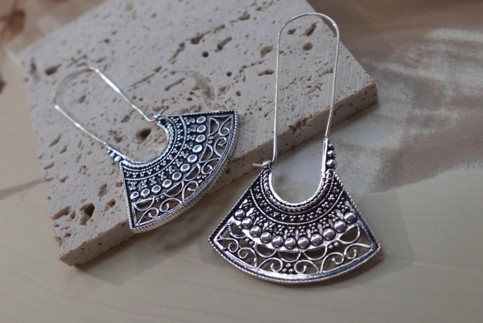Fan-Shaped Tribal Brass Earrings - Unique fan-shaped mandala earrings with ethnic filigree details in brass.