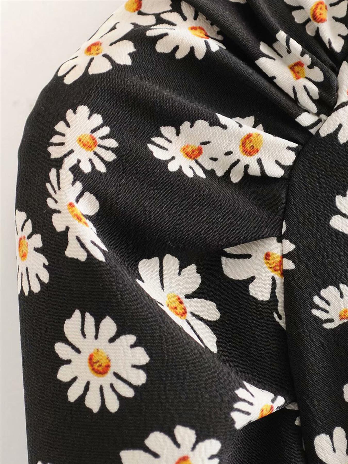 Long Sleeves Cropped Daisy Floral Print Blouse In Black