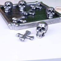 Skull and Crossbones Tic Tac Toe Game - Spooky Fun for Any Occasion