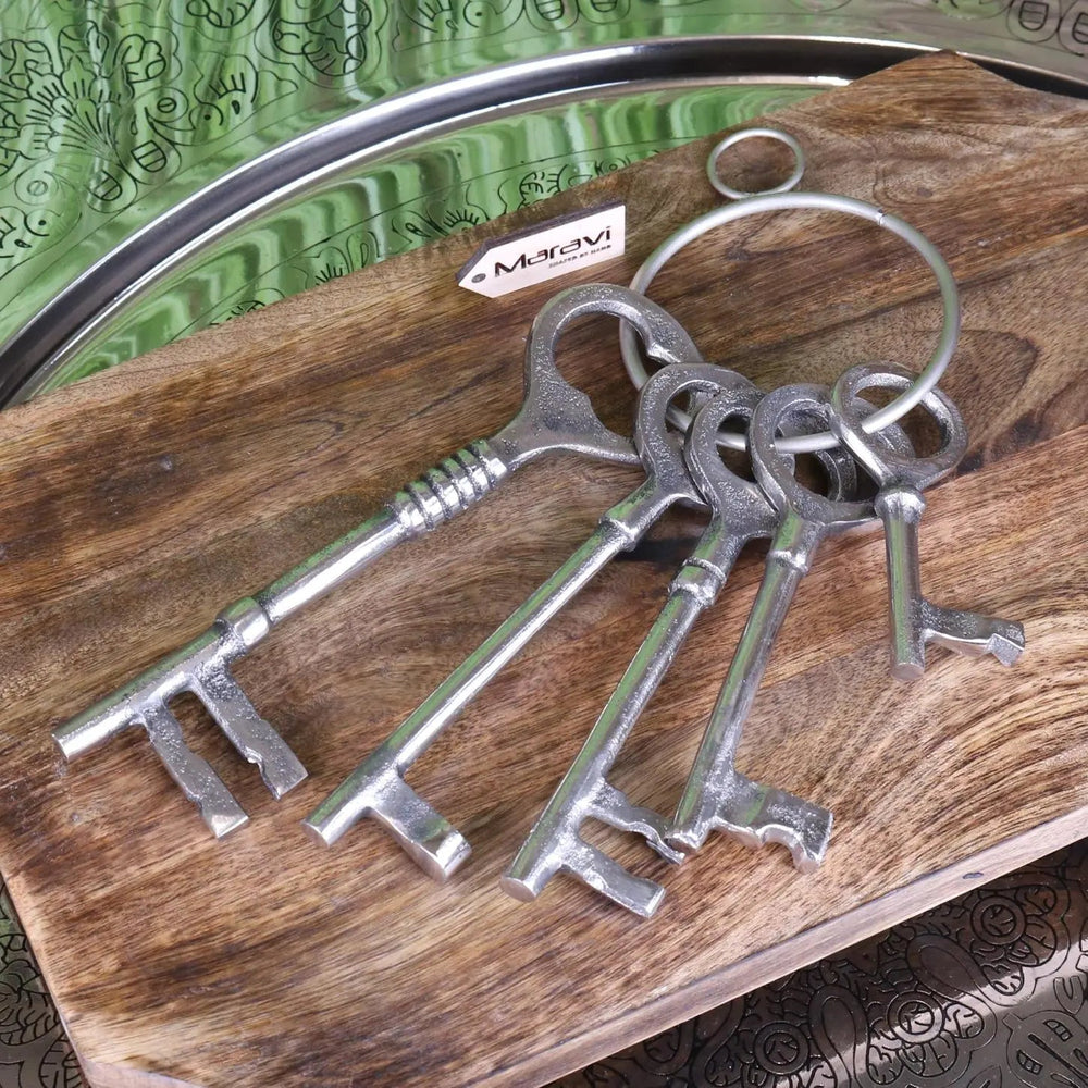Dubha Vintage Bunch of Keys Ornament for Elegant Home Décor