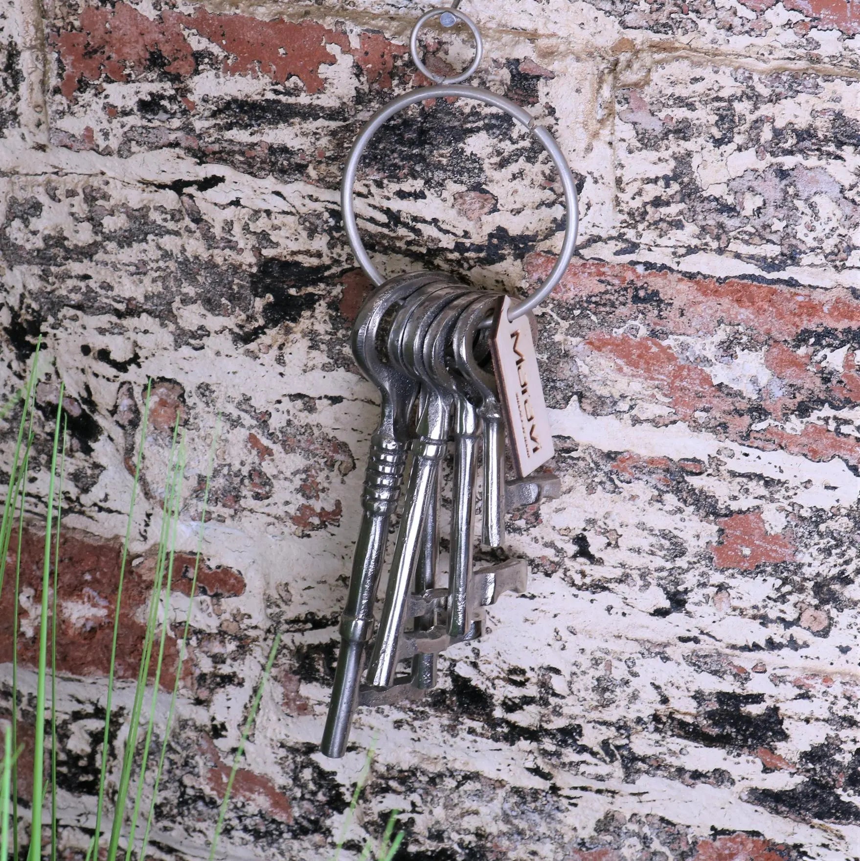 Dubha Vintage Bunch of Keys Ornament for Elegant Home Décor