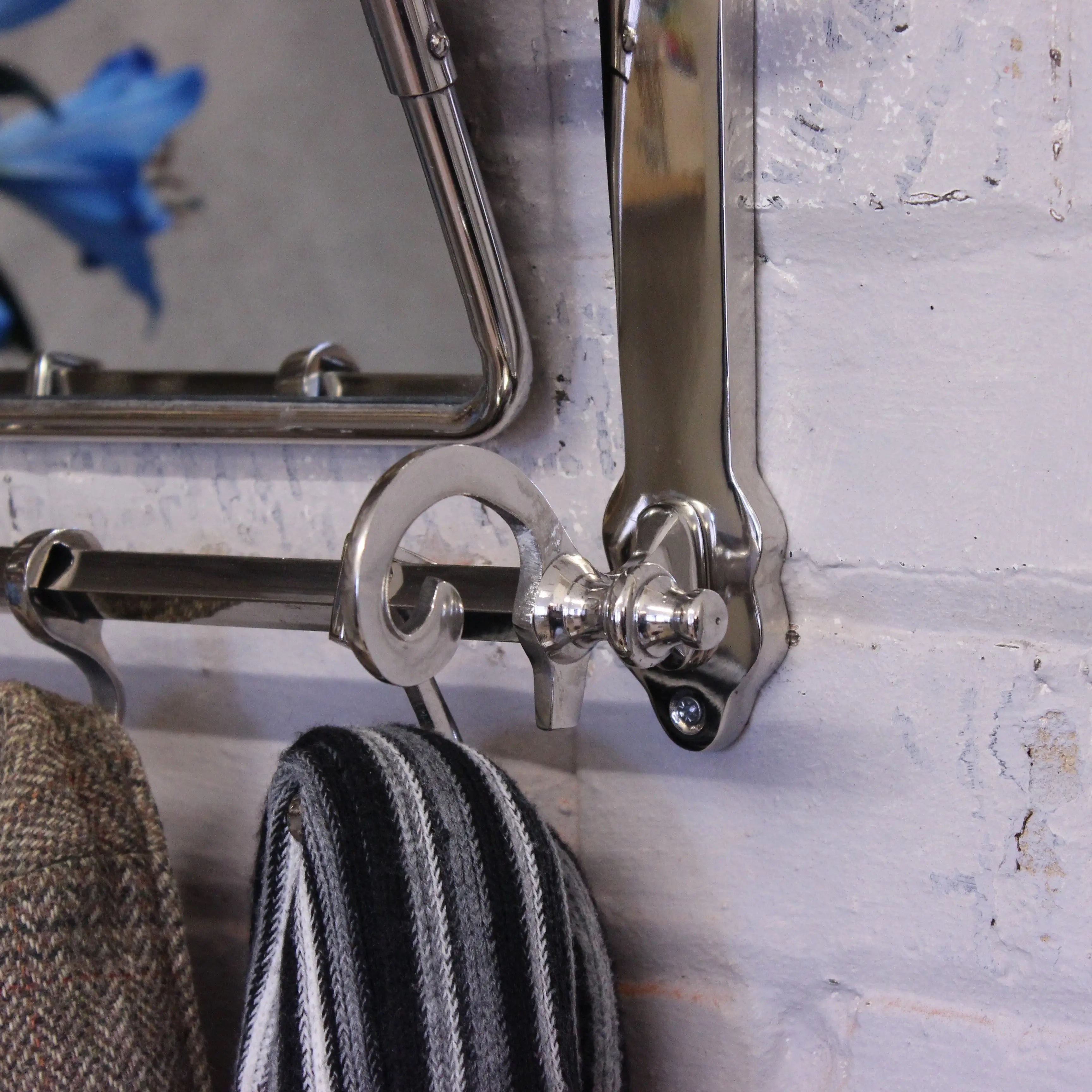 Lohit Vintage-Style Antique Luggage Rack with Mirror for Elegant Entryways