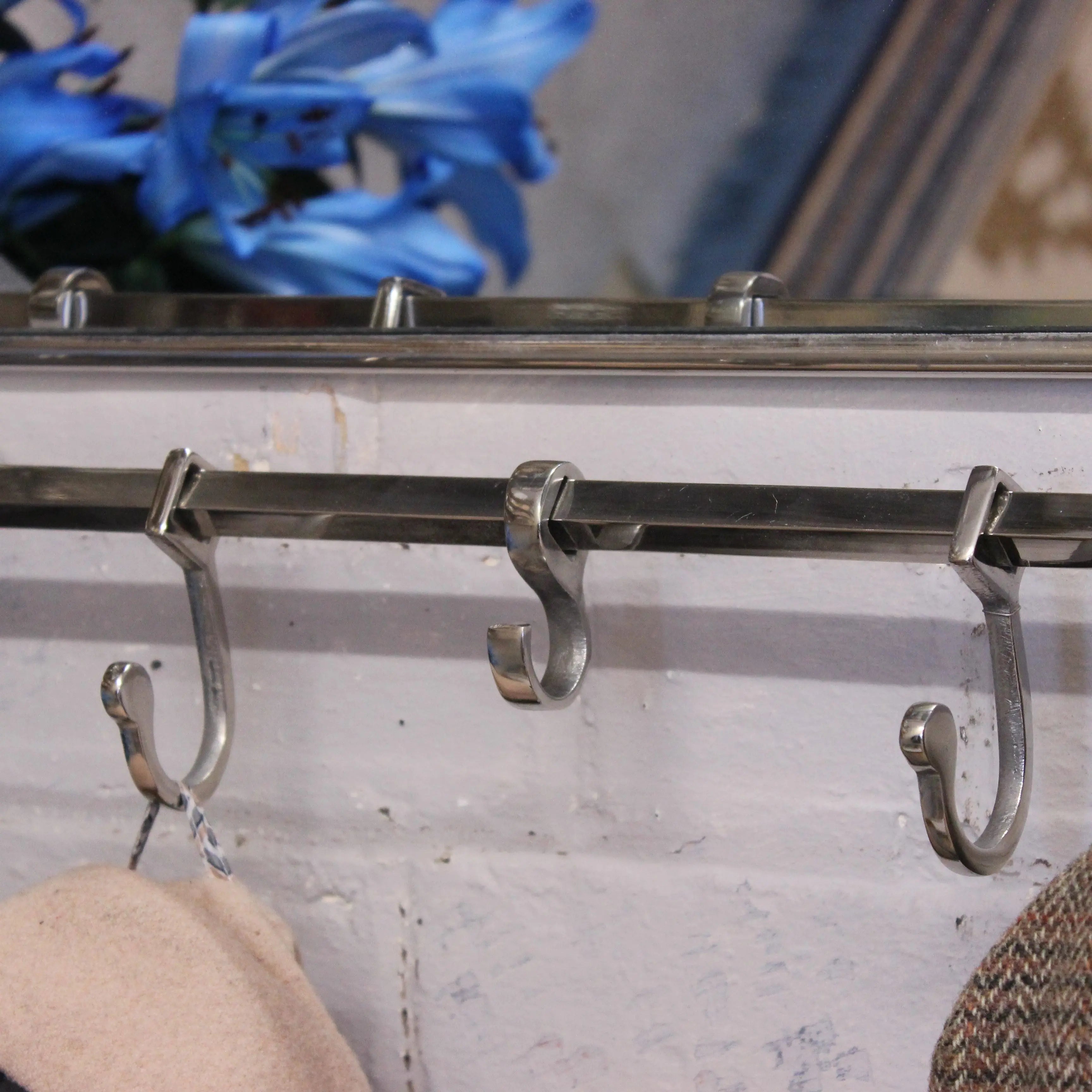 Lohit Vintage-Style Antique Luggage Rack with Mirror for Elegant Entryways