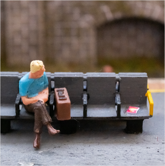 OO Scale | Ready to Paint | Station Seating - Group of 10 - with Arms (2 pack)