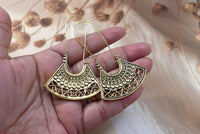 Fan-Shaped Tribal Brass Earrings - Unique fan-shaped mandala earrings with ethnic filigree details in brass.