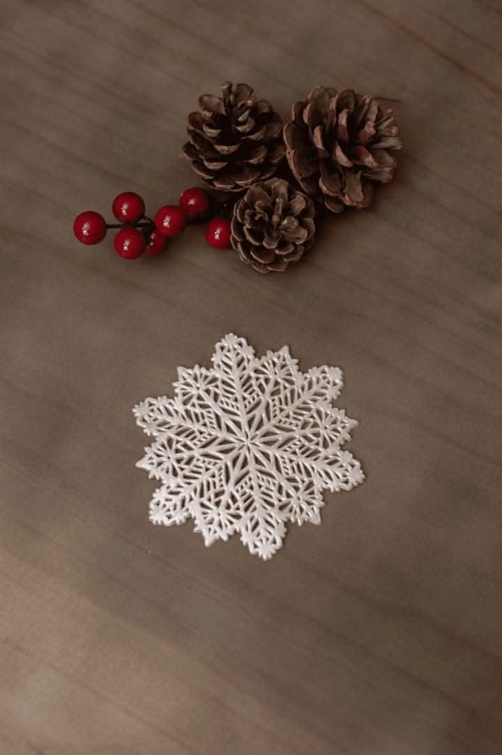 6pc Set Gold Vinyl Snowflake Placemat and Coasters